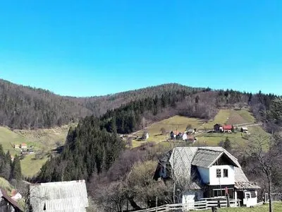 Pogled na razbacane kuće i brda oko Oćevije.