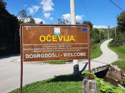 Ulazna tabla u selo Oćeviju, s kratkim historijskim podacima o mjestu.